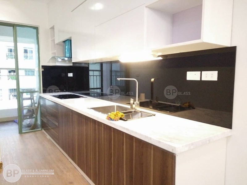 Kính ốp bếp màu đen nhà chú Hùng Ngõ Hòa Bình 6